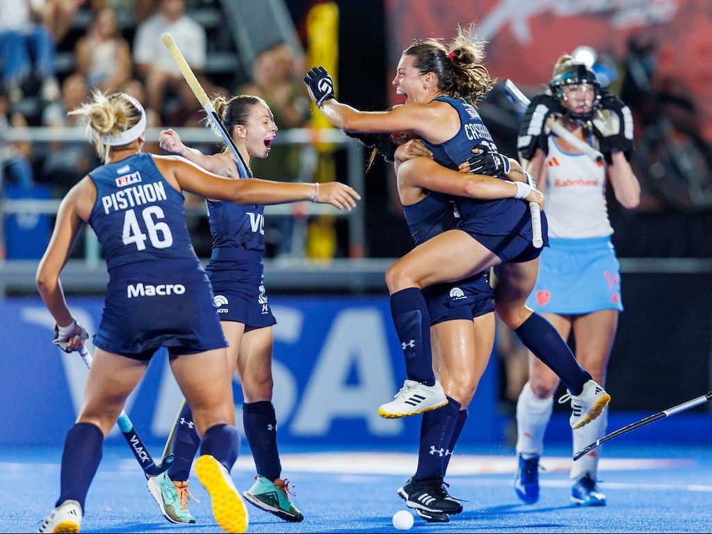 nZJFSs1pgA - FIH Pro-League: Hosts enjoy success on final day of Argentina leg - For the first time since February 2020, the Argentina women’s team took down No. 1 the Netherlands, 3-2, on Sunday night in Santiago del Estero. The action-packed match was won in the final minutes with a goal from Maria Granatto.